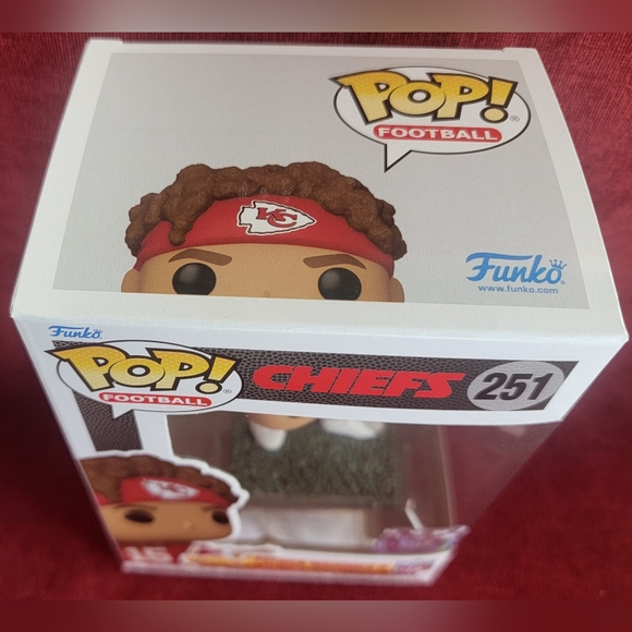 Patrick Mahomes II funko # 251 (nib) With pop protector - Picture 4 of 7